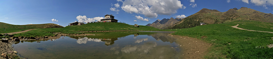 Il Rif.Monte Avaro e Il Ciàr con pascoli e monti si specchiano nella nella grande pozza ai Piani dell'Avaro